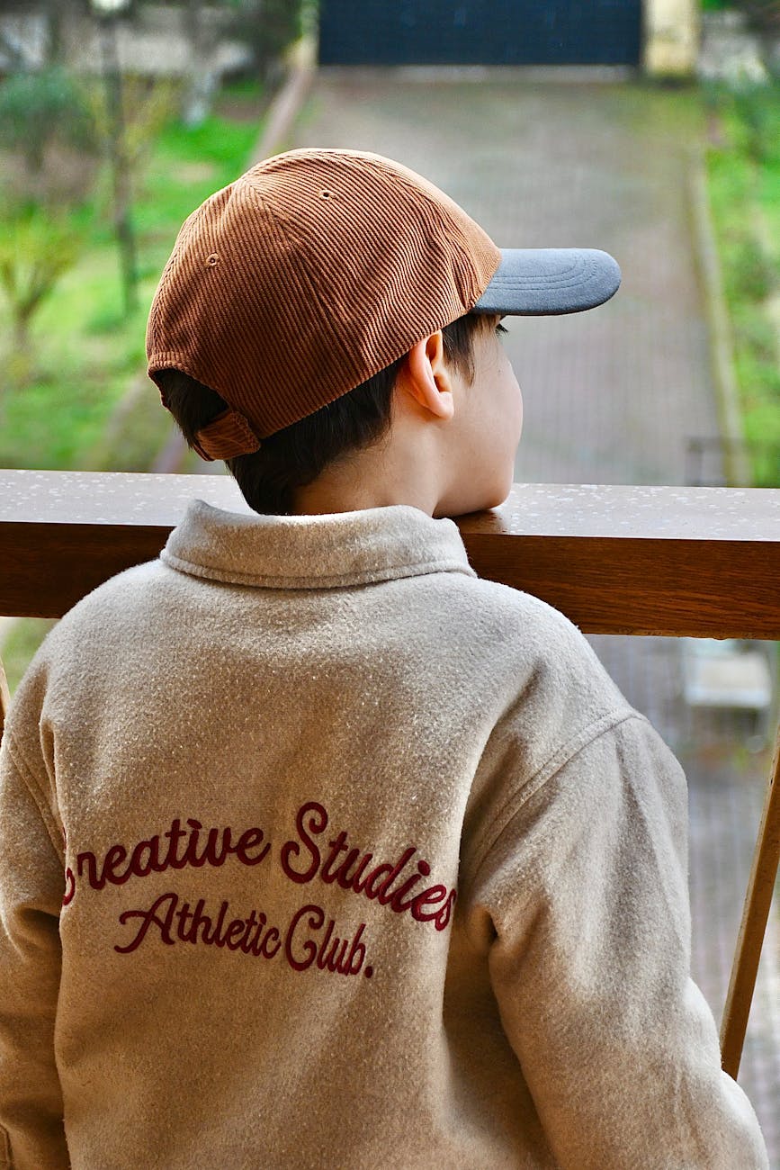 Niño en balcón como referencia visual para mallas de seguridad